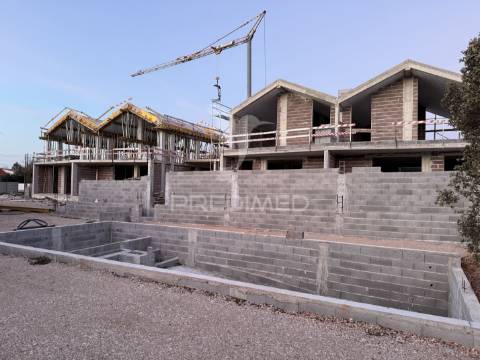 Moradias em construção de arquitetura escandinava em condomínio privado – fátima