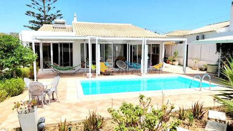 Moradia térrea  v2 em albufeira  3km da praia