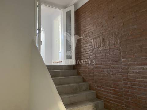 Moradia com terraço e garagem em santiago do cacém