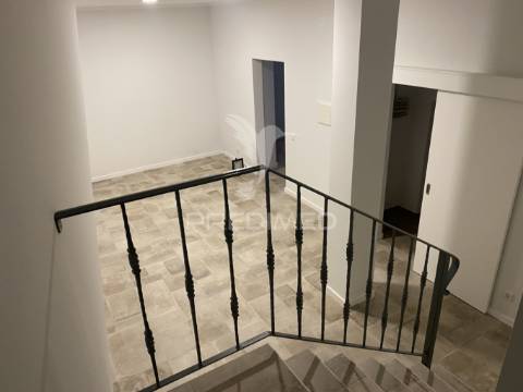 Moradia com terraço e garagem em santiago do cacém