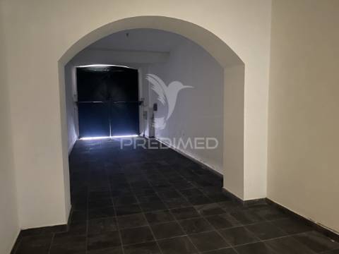 Moradia com terraço e garagem em santiago do cacém