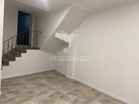 Moradia com terraço e garagem em santiago do cacém