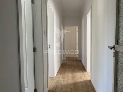 Moradia com terraço e garagem em santiago do cacém