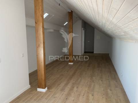 Moradia com terraço e garagem em santiago do cacém