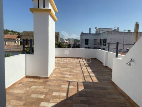 Moradia com terraço e garagem em santiago do cacém