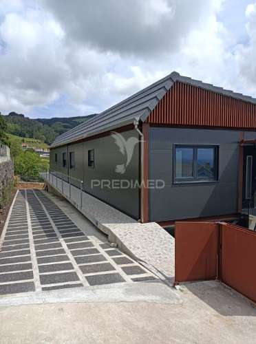 Moradia nova com piscina em zona tranquila – angra do heroísmo