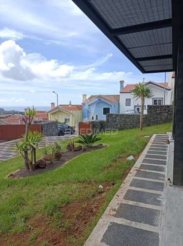 Moradia nova com piscina em zona tranquila – angra do heroísmo