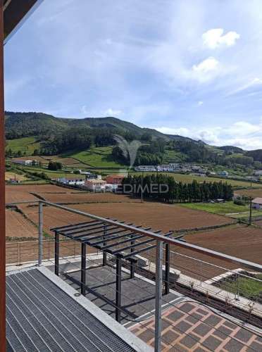 Moradia nova com piscina em zona tranquila – angra do heroísmo