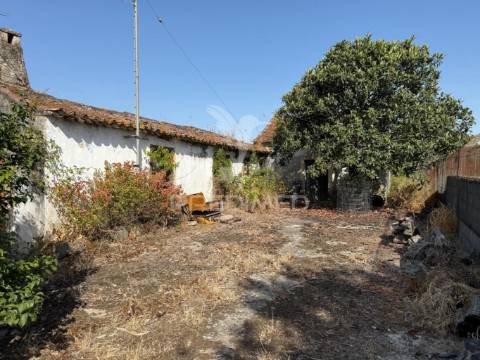 Moradia t3 para restaurar com terreno | são vicente do paúl | santarém