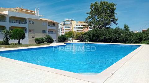 Arrendamento anual de  apartamento t2 em condominio fechado com piscina