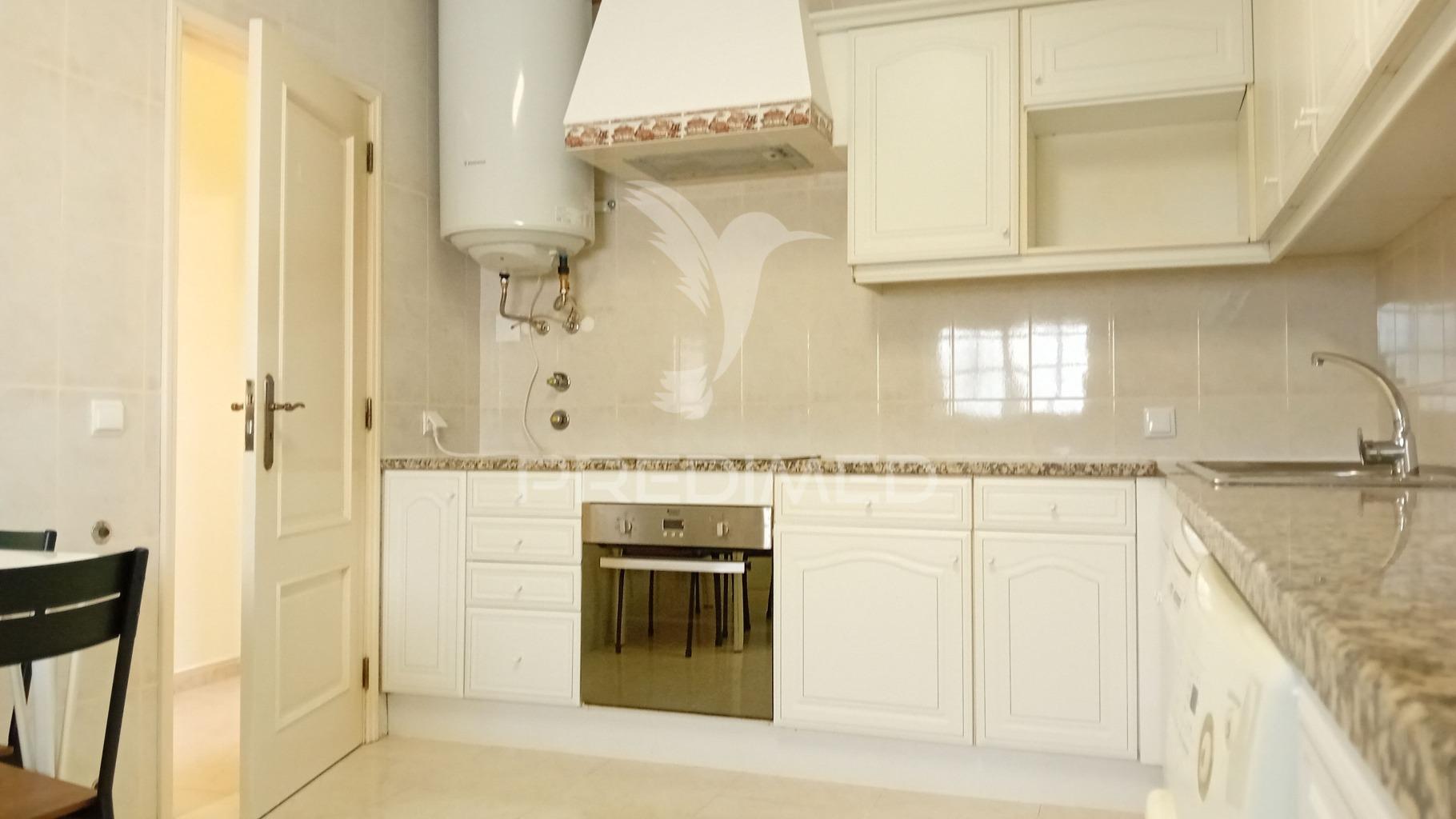 Arrendamento anual de  apartamento t2 em condominio fechado com piscina