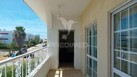 Arrendamento anual de  apartamento t2 em condominio fechado com piscina