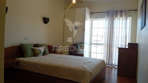 Arrendamento anual de  apartamento t2 em condominio fechado com piscina