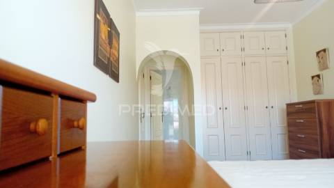 Arrendamento anual de  apartamento t2 em condominio fechado com piscina