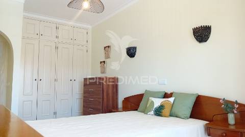 Arrendamento anual de  apartamento t2 em condominio fechado com piscina