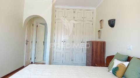 Arrendamento anual de  apartamento t2 em condominio fechado com piscina