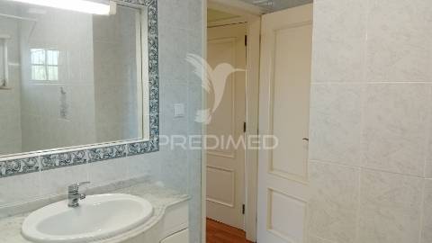 Arrendamento anual de  apartamento t2 em condominio fechado com piscina