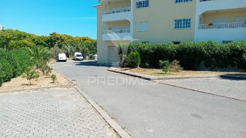 Arrendamento anual de  apartamento t2 em condominio fechado com piscina