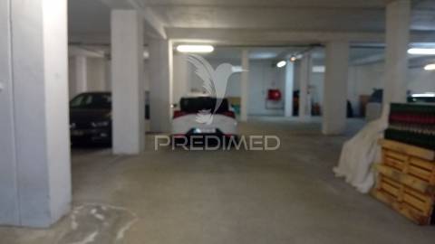 Arrendamento anual de  apartamento t2 em condominio fechado com piscina