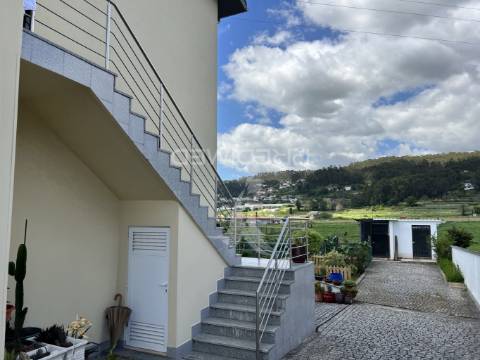 Moradia | 4 apartamentos + terreno