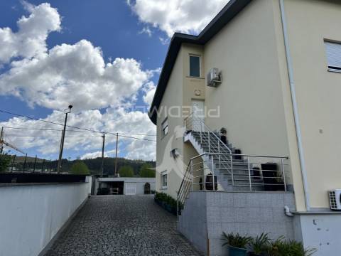 Moradia | 4 apartamentos + terreno