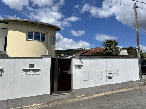 Moradia | 4 apartamentos + terreno