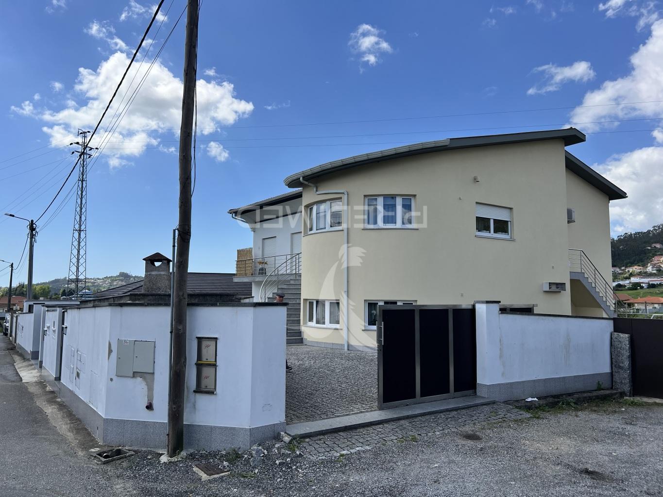 Moradia | 4 apartamentos + terreno