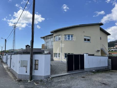 Moradia | 4 apartamentos + terreno