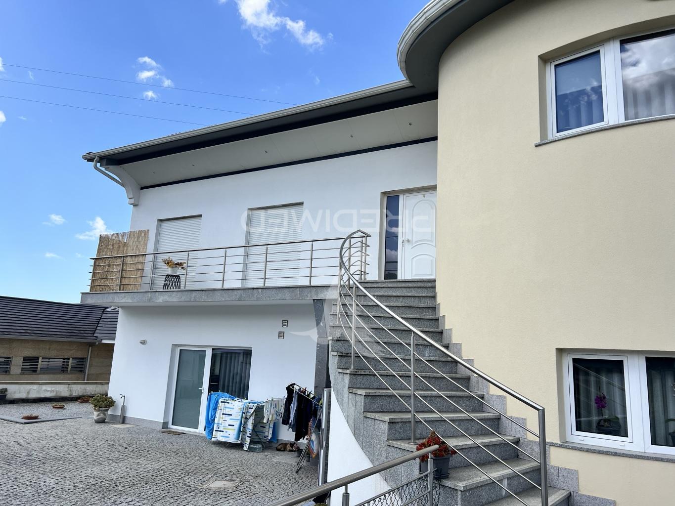 Moradia | 4 apartamentos + terreno