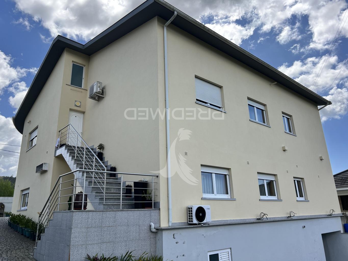 Moradia | 4 apartamentos + terreno