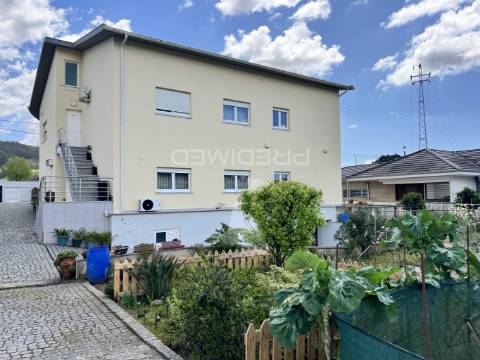 Moradia | 4 apartamentos + terreno