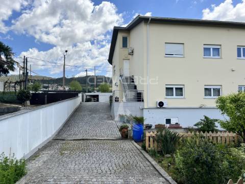 Moradia | 4 apartamentos + terreno