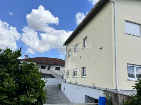 Moradia | 4 apartamentos + terreno