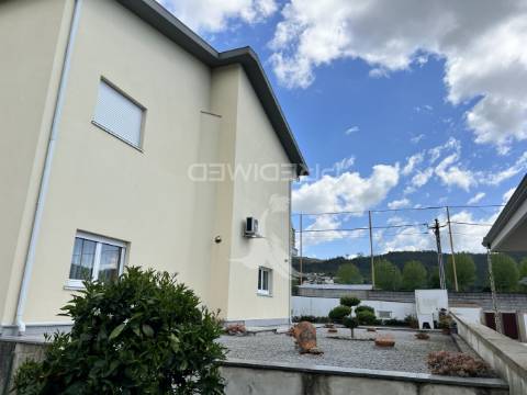 Moradia | 4 apartamentos + terreno