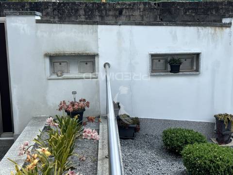 Moradia | 4 apartamentos + terreno