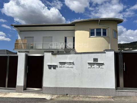 Moradia | 4 apartamentos + terreno