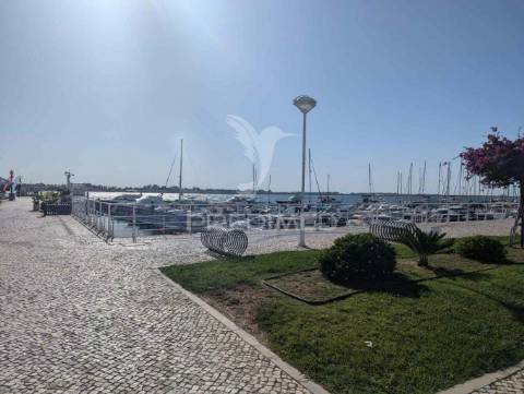 Apartamento t0+2 em edifício pombalino, centro, frente rio