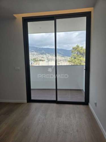 T2 de sonho com jardim privado e vista panorâmica sobre a baía do funchal – miradouro dos barreiros