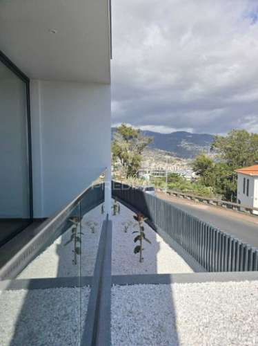 T2 de sonho com jardim privado e vista panorâmica sobre a baía do funchal – miradouro dos barreiros