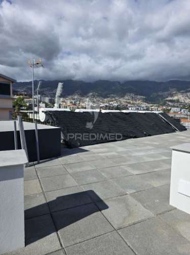 T2 de sonho com jardim privado e vista panorâmica sobre a baía do funchal – miradouro dos barreiros