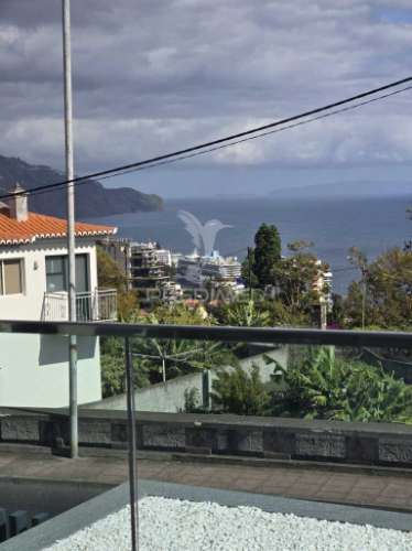 T2 de sonho com jardim privado e vista panorâmica sobre a baía do funchal – miradouro dos barreiros
