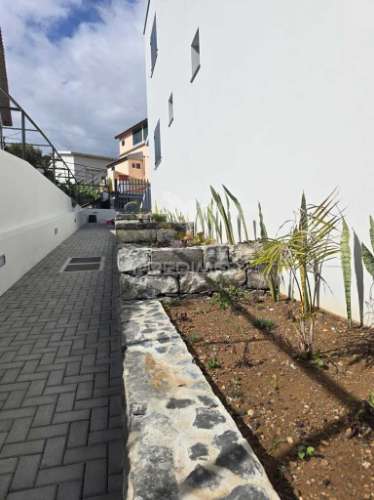T2 de sonho com jardim privado e vista panorâmica sobre a baía do funchal – miradouro dos barreiros
