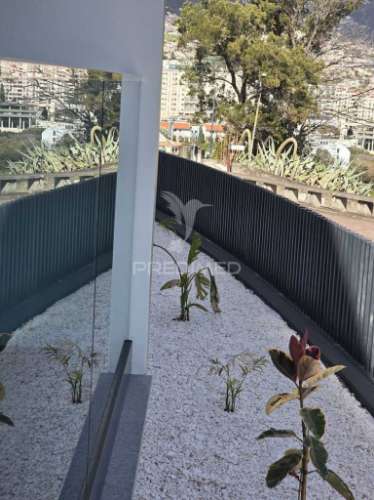 T2 de sonho com jardim privado e vista panorâmica sobre a baía do funchal – miradouro dos barreiros
