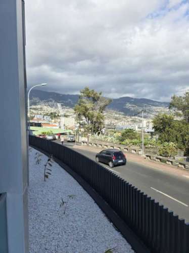 T2 de sonho com jardim privado e vista panorâmica sobre a baía do funchal – miradouro dos barreiros
