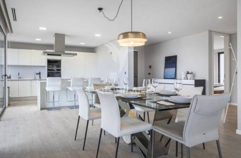 Penthouse t3 com vista mar de cortar a respiração – exclusiva, moderna e pronta a rentabilizar!