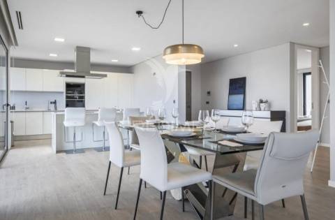 Penthouse t3 com vista mar de luxo – uma joia rara pronta a rentabilizar!