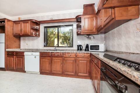 Moradia com terreno (amares)