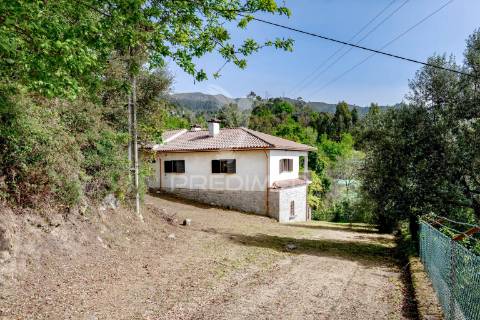 Moradia com terreno (amares)