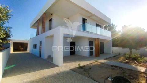 Terraço, suíte, garagem 2 viaturas, closet, piscina 4 x 7.5