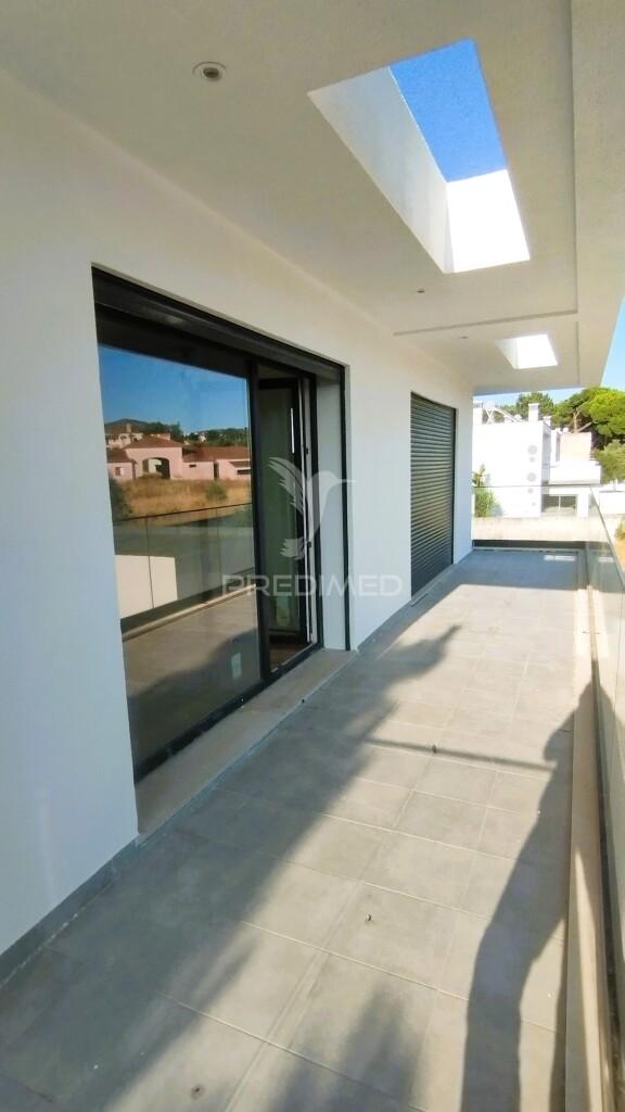 Terraço, suíte, garagem 2 viaturas, closet, piscina 4 x 7.5